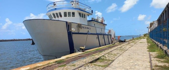 Barco-escola Ciências do Mar IV é renovado com revestimento vinílico.