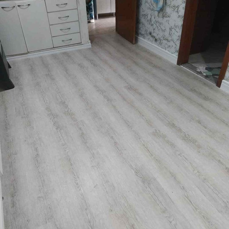 Instalação de piso vinílico exige cola de qualidade