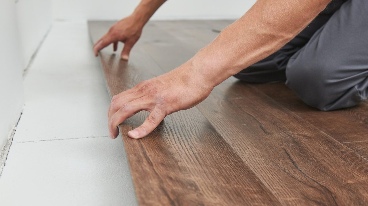 Posso instalar piso vinílico sobre porcelanato?